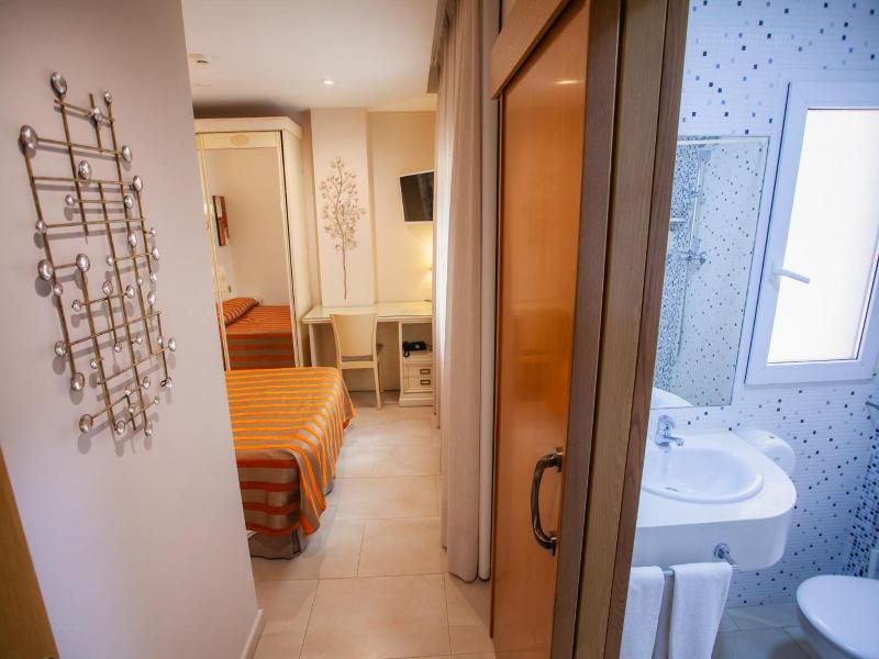 Hotel Versalles image