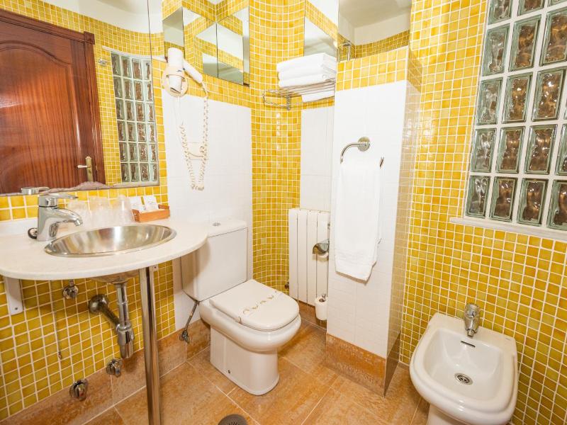 Hotel Castillo De Gauzón image