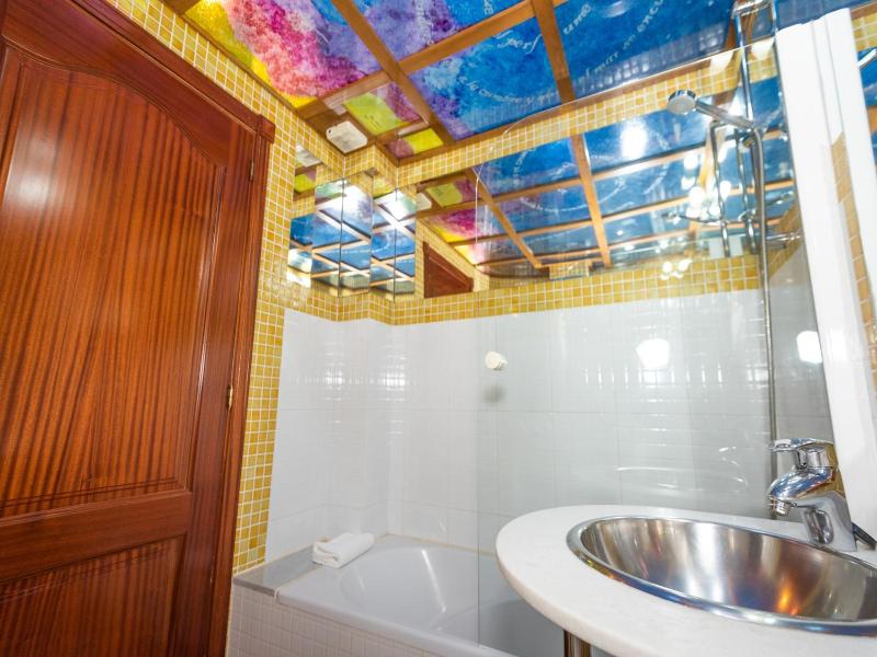 Hotel Castillo De Gauzón image