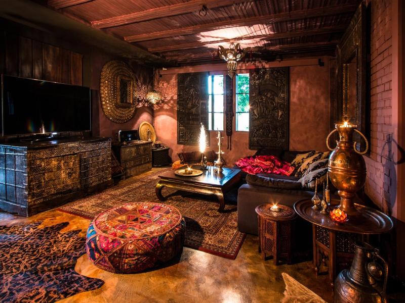 Bijou Hotel / Love And Romance image