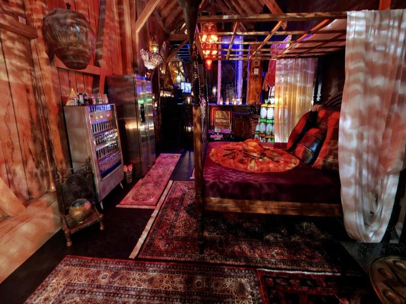 Bijou Hotel / Love And Romance image