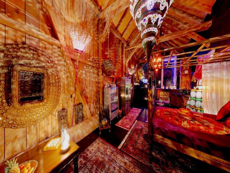 Bijou Hotel / Love And Romance image