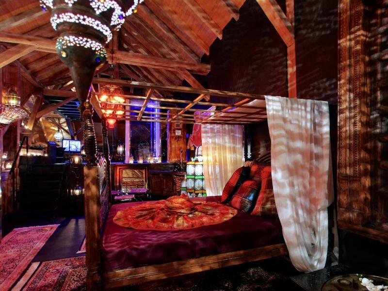 Bijou Hotel / Love And Romance image