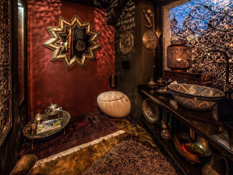 Bijou Hotel / Love And Romance image