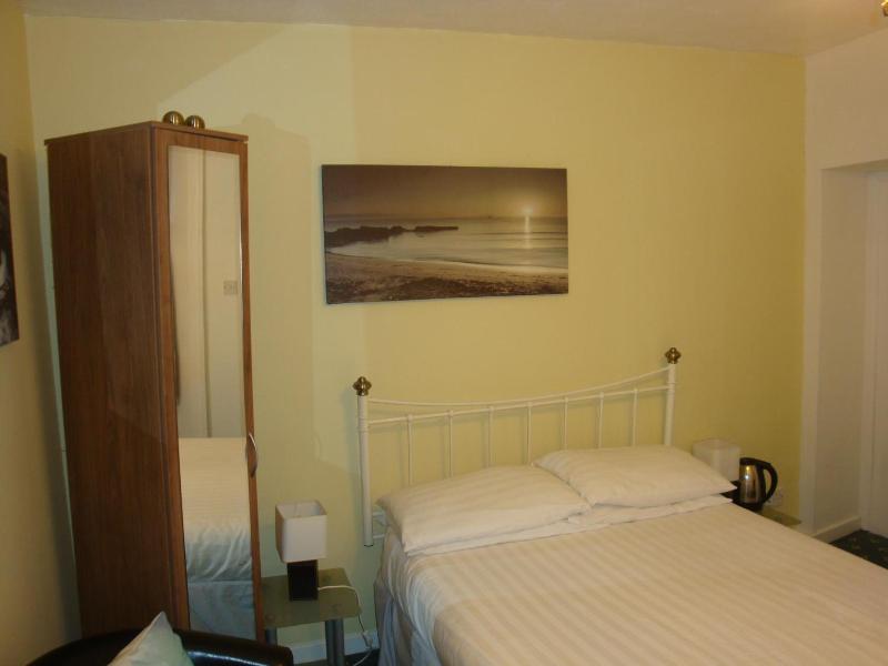 Spencer Court image