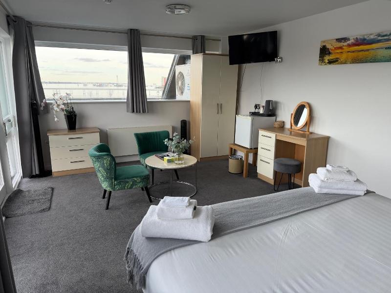 Boathouse Hotel image