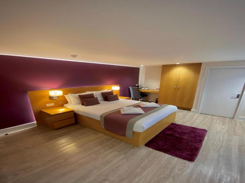 Holtwhites Hotel image