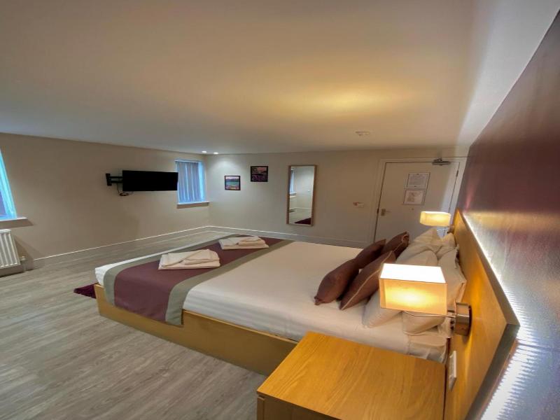 Holtwhites Hotel image