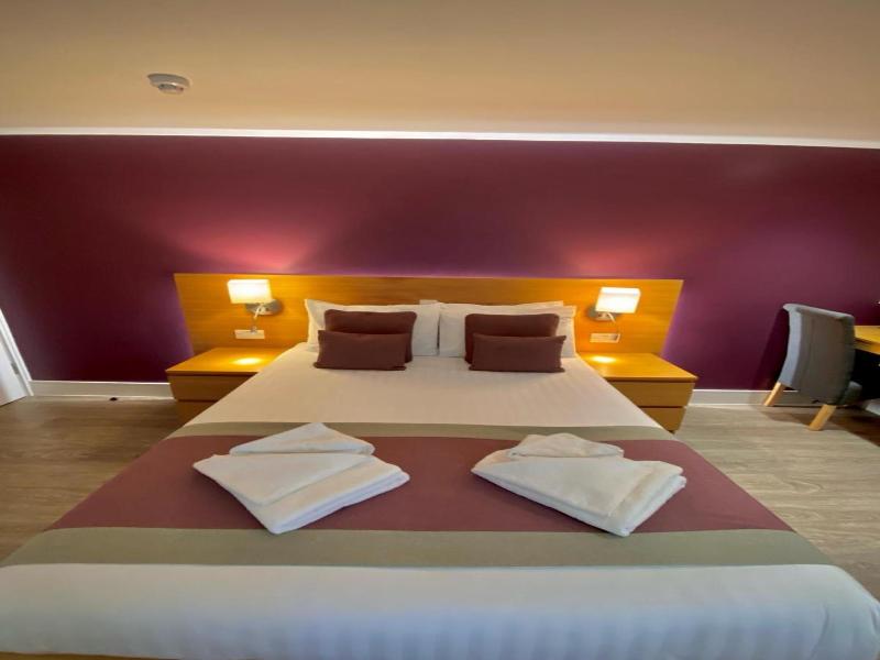 Holtwhites Hotel image
