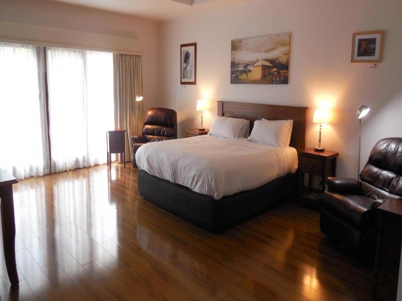 Birdwood Motel image