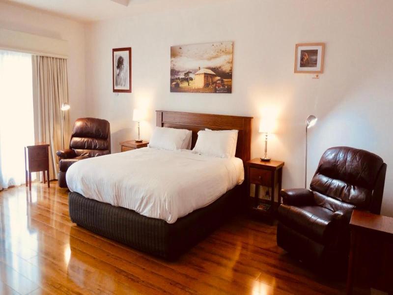 Birdwood Motel image