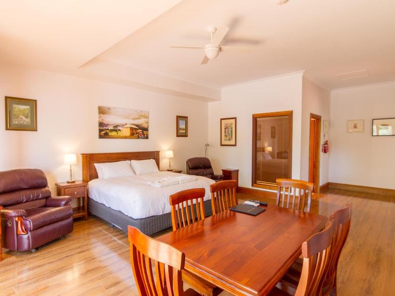Birdwood Motel image