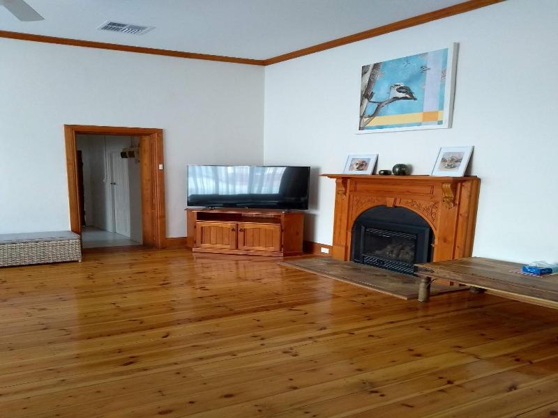 Birdwood Motel image