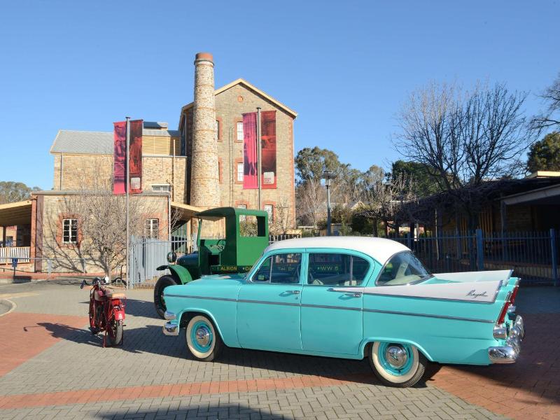 Birdwood Motel image