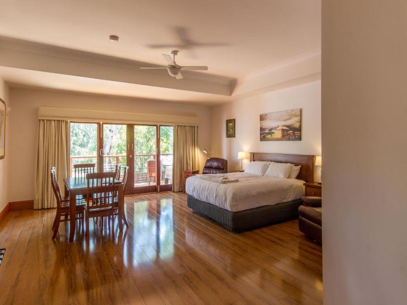 Birdwood Motel image