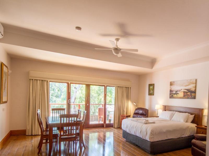 Birdwood Motel image
