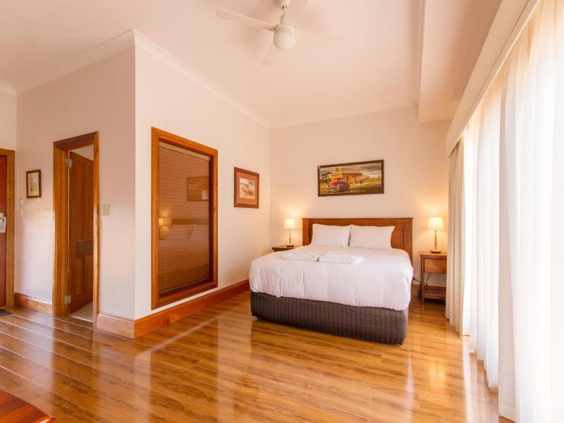 Birdwood Motel image