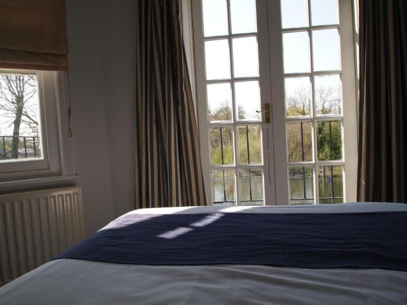 The Weir Hotel image