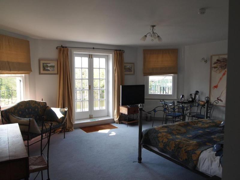 The Weir Hotel image
