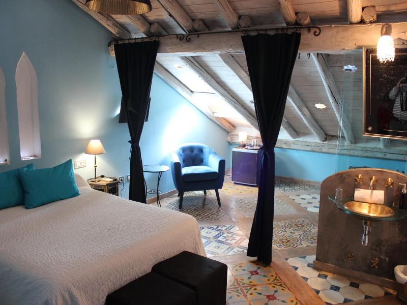 Hotel La Boheme image