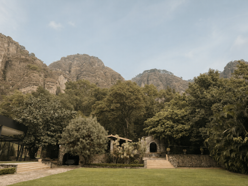 Bajo La Montaña image