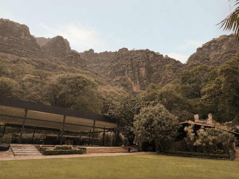 Bajo La Montaña image