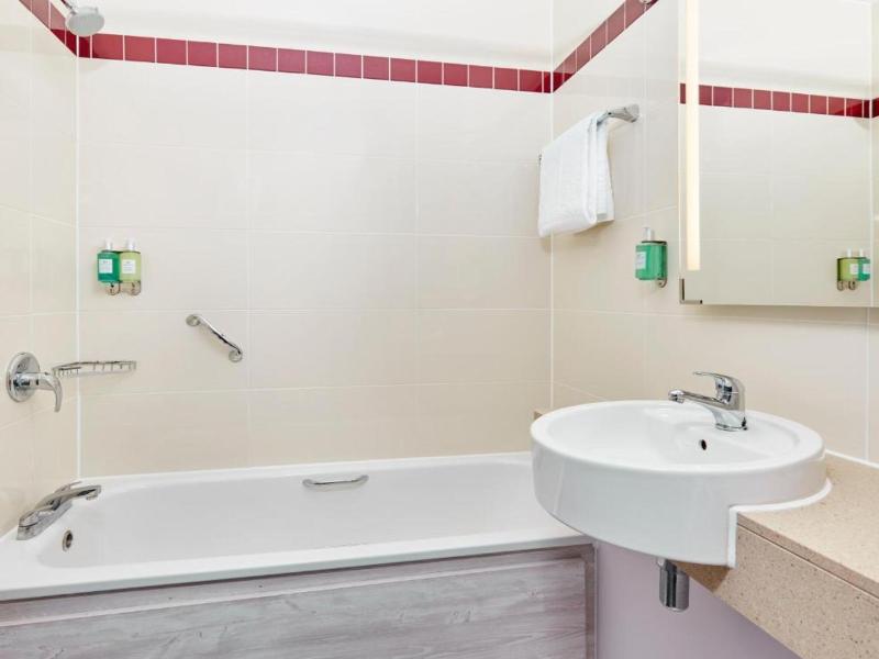 Leonardo Hotel Swindon image