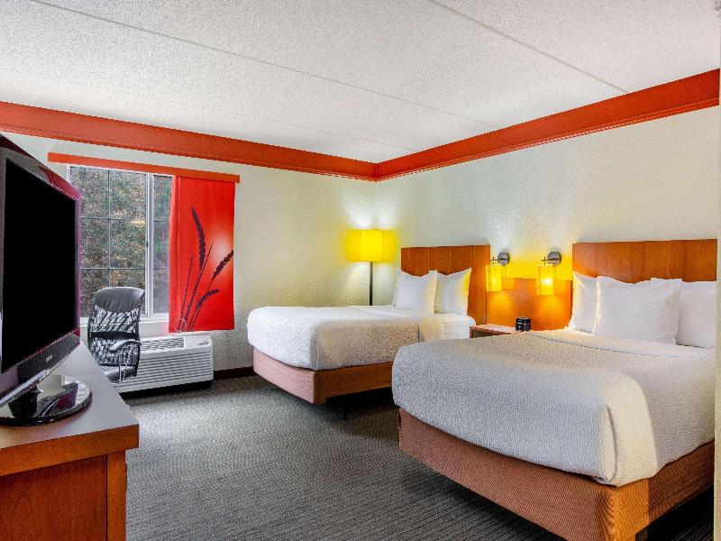 La Quinta Inn & Suites Raleigh Crabtree image