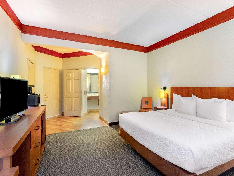 La Quinta Inn & Suites Raleigh Crabtree image