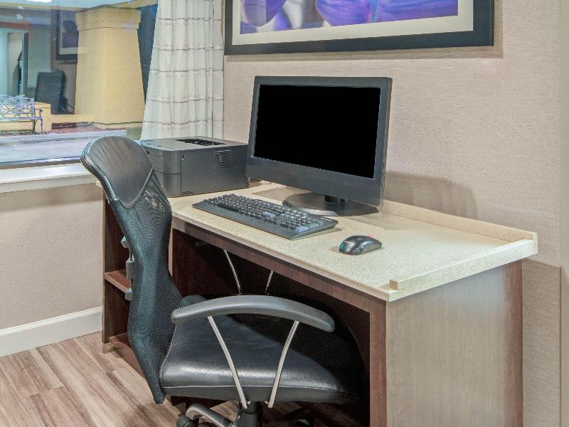 La Quinta Inn & Suites Baton Rouge Seigan Lane image