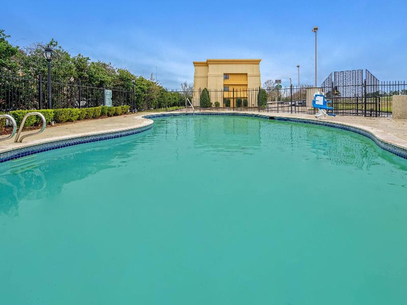 La Quinta Inn & Suites Baton Rouge Seigan Lane image