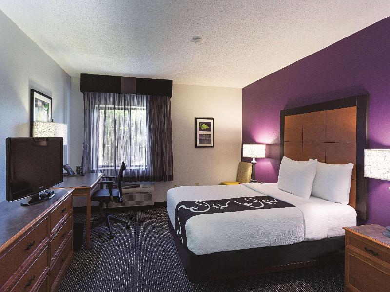 La Quinta Inn & Suites Baton Rouge Seigan Lane image