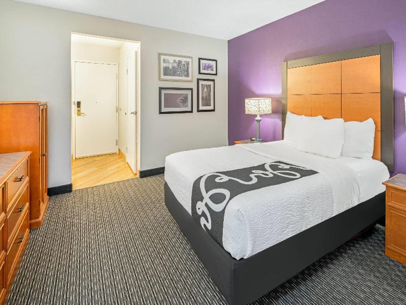 La Quinta Inn & Suites Baton Rouge Seigan Lane image