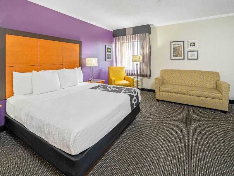 La Quinta Inn & Suites Baton Rouge Seigan Lane image