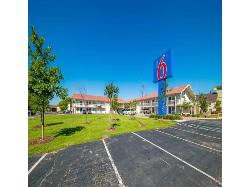 Motel 6 Dallas, Tx - Farmers Branch image