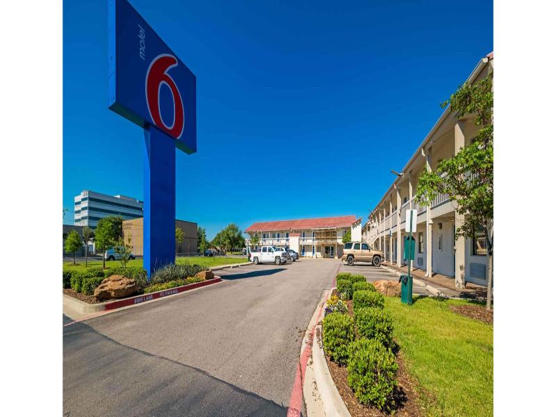 Motel 6 Dallas, Tx - Farmers Branch image