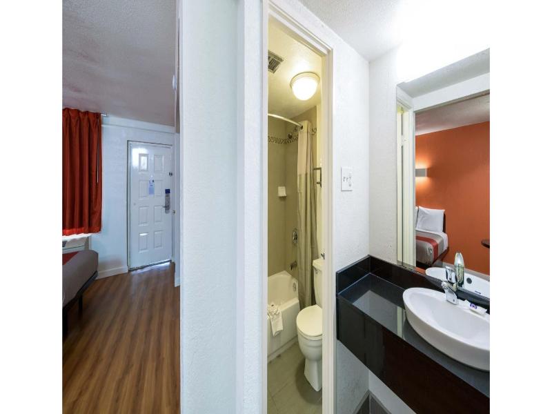 Motel 6 Dallas, Tx - Farmers Branch image