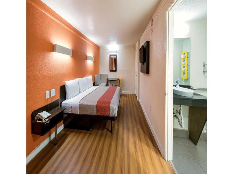 Motel 6 Dallas, Tx - Farmers Branch image