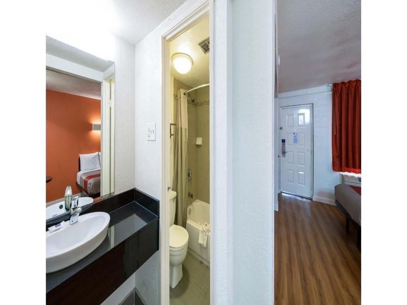 Motel 6 Dallas, Tx - Farmers Branch image