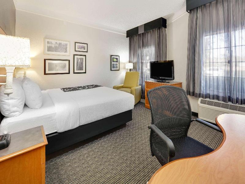 La Quinta Inn & Suites Addison Galleria Area image