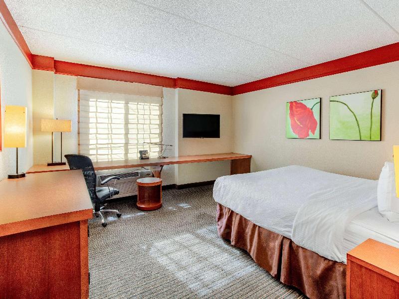 La Quinta Inn & Suites Raleigh / Durham Southpoint image