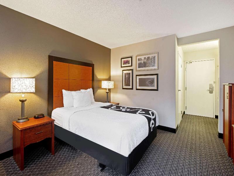 La Quinta Inn & Suites Harrisburg Airport/Hershey image
