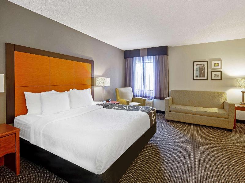 La Quinta Inn & Suites Harrisburg Airport/Hershey image