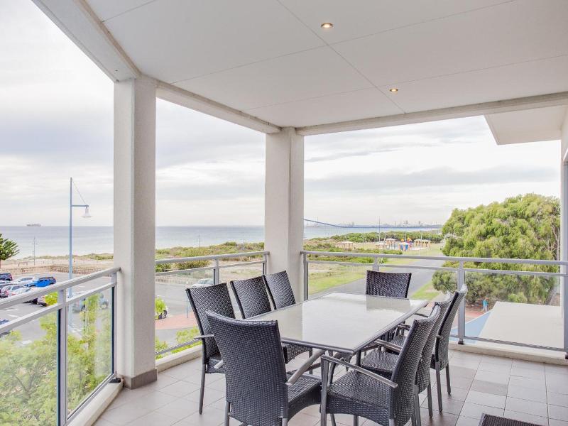 Spinnakers By Rockingham Apartments image