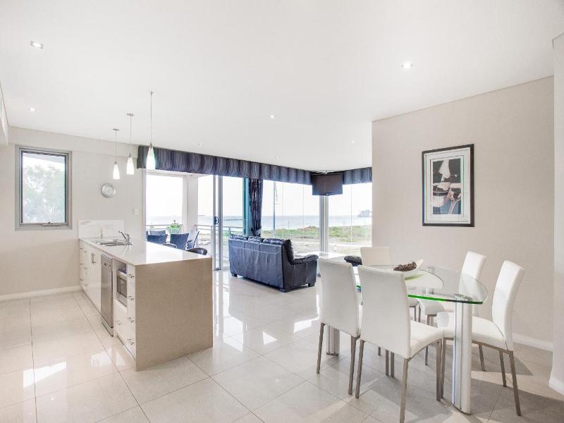 Spinnakers By Rockingham Apartments image