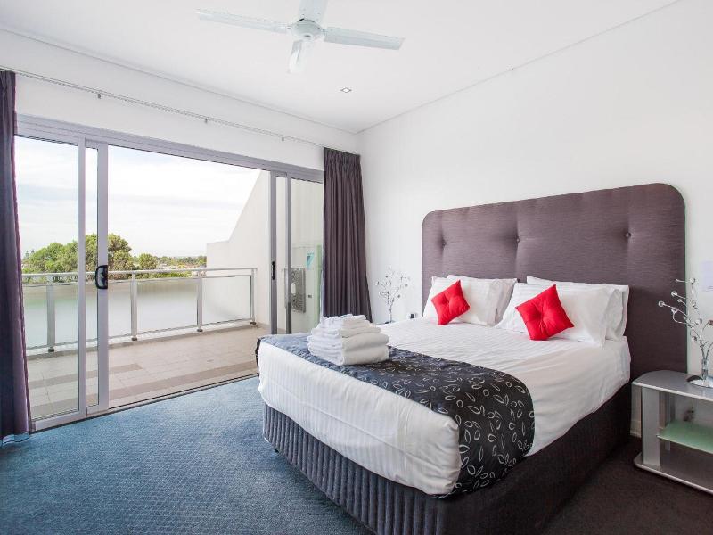 Spinnakers By Rockingham Apartments image
