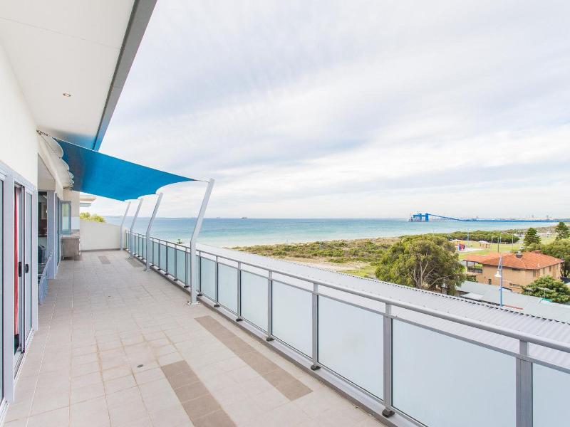 Spinnakers By Rockingham Apartments image