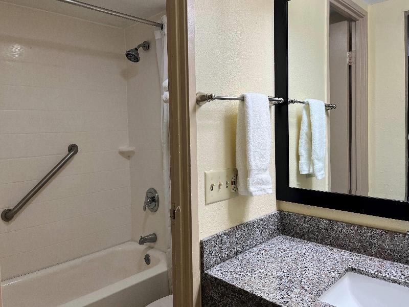 Baymont by Wyndham Indianapolis Airport Lynhurst image