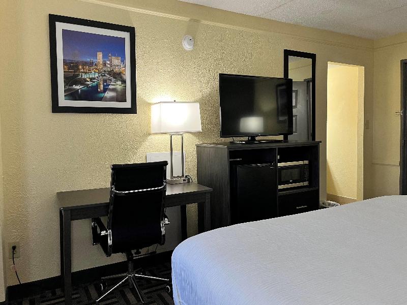 Baymont by Wyndham Indianapolis Airport Lynhurst image