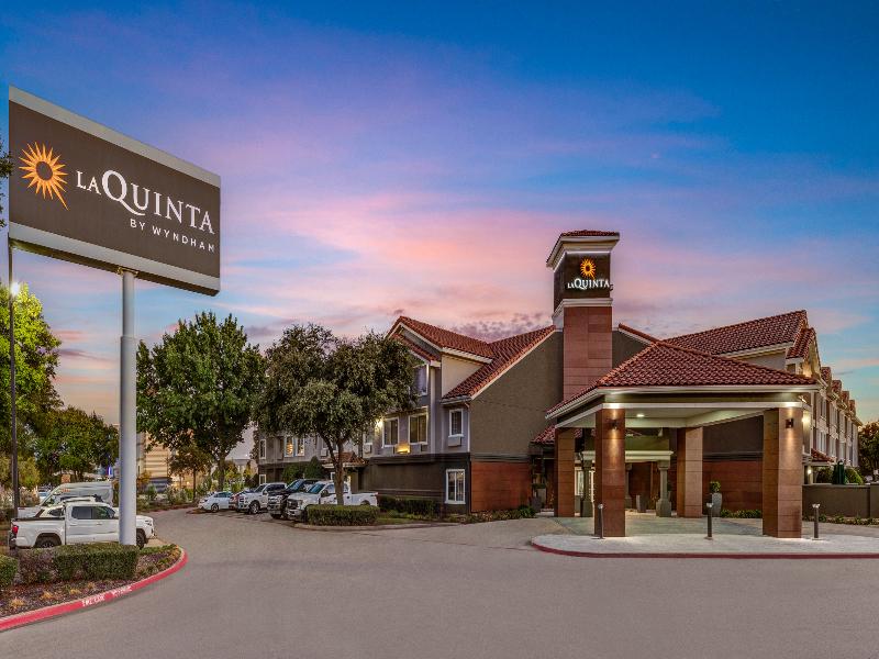 La Quinta Inn & Suites Dallas DFW Airport North image